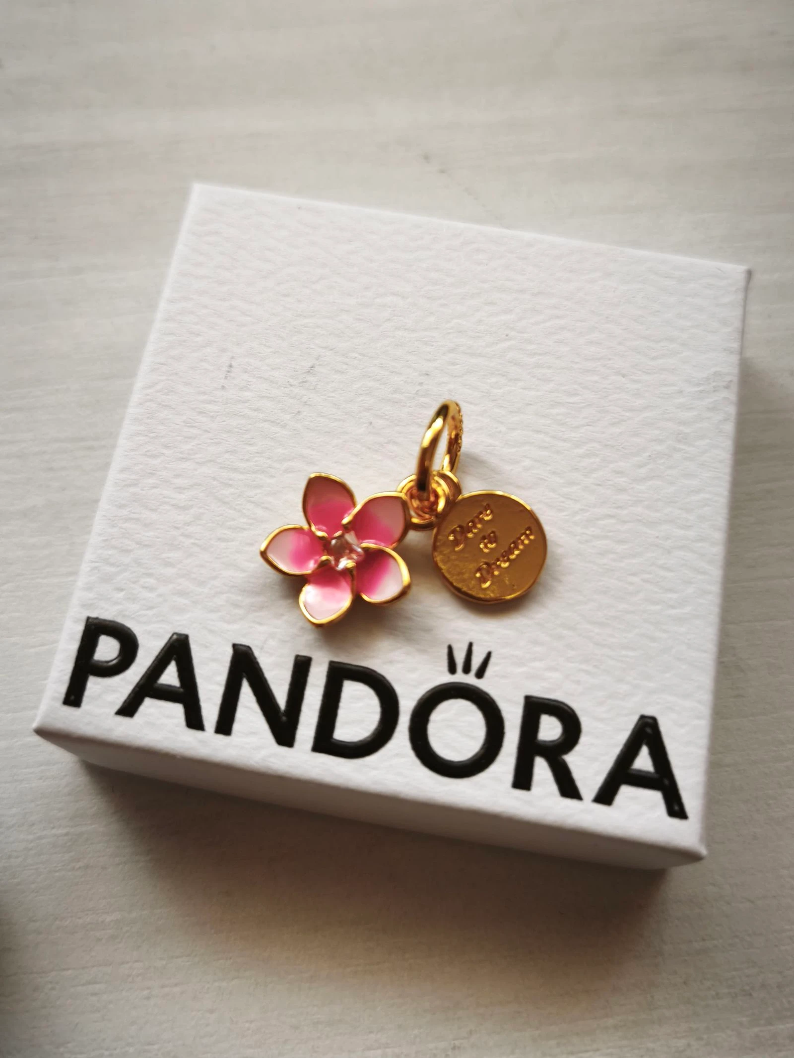 Charm flor Vaiana rosa e dourado – photo 8